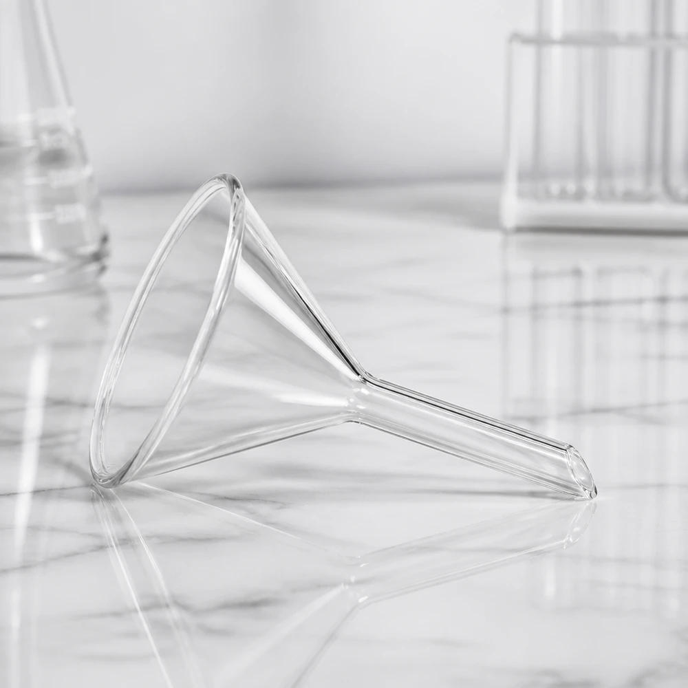 Funil ø50mm cal sodada, ângulo 60°, estilo curto Funil de vidro curto com 50 mm de diâmetro, fabricado em vidro robusto de cal sodada para trabalhos de laboratório