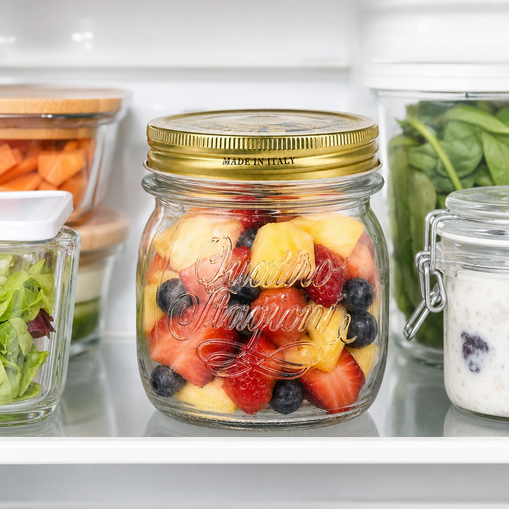Frasco redondo de 250 ml Quattro Stagioni com tampa dourada cheio de salada de frutas no frigorífico Fabricado em Itália