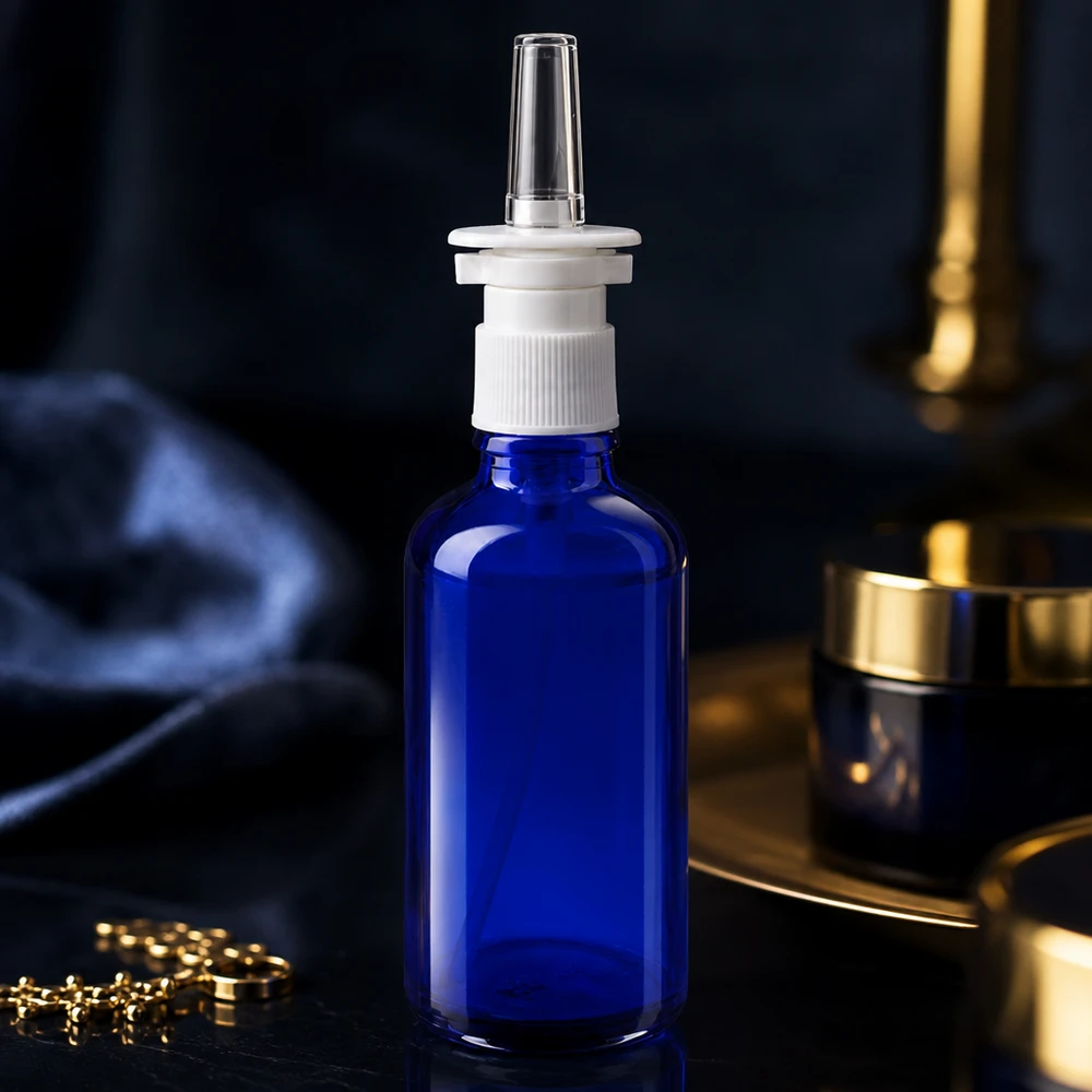 Frasco de spray nasal de 50 ml em vidro azul de farmácia, com tampa branca e bico nasal transparente