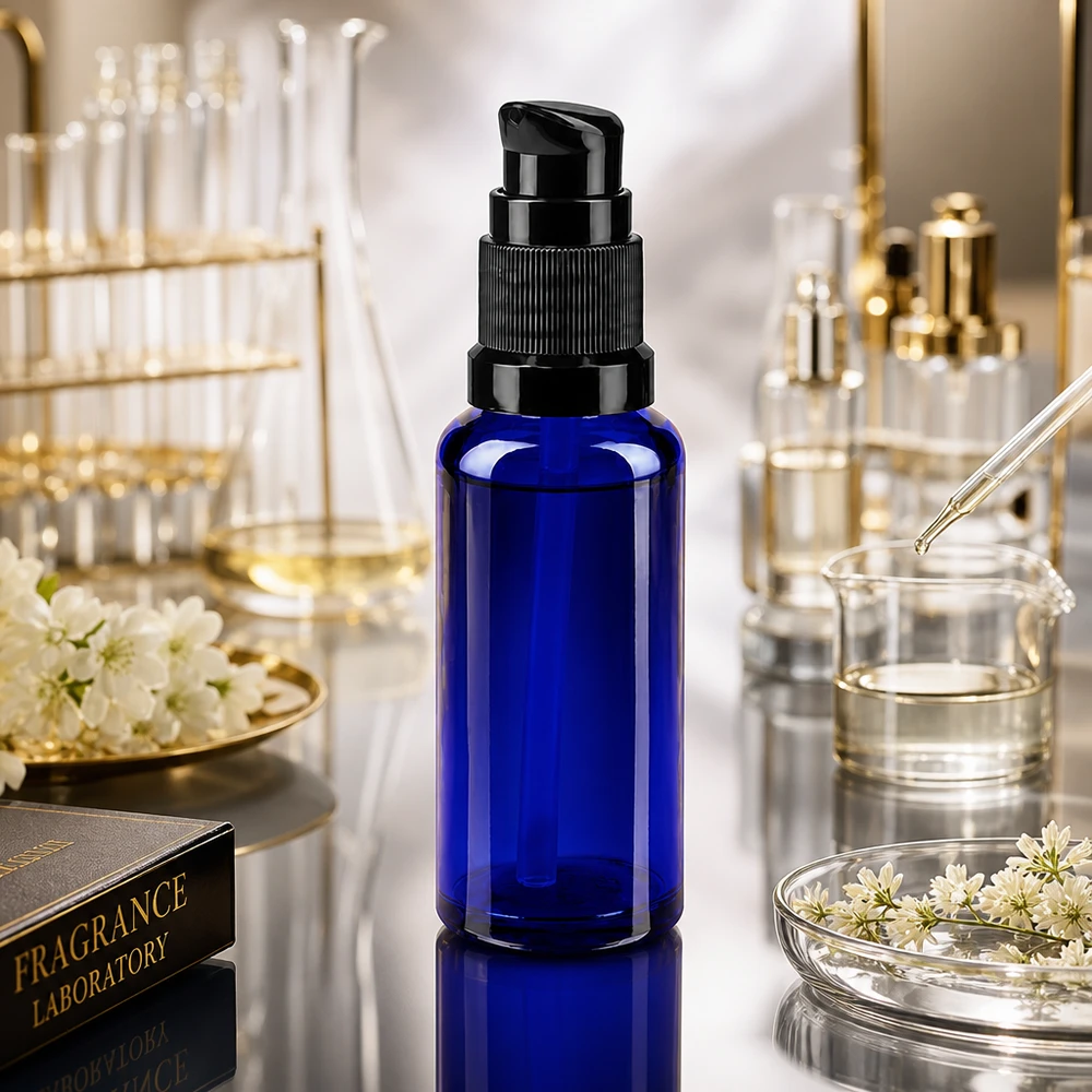Frasco de vidro ApoGlas azul cobalto de 30 ml com bico dispensador preto, utilizado em ambiente laboratorial
