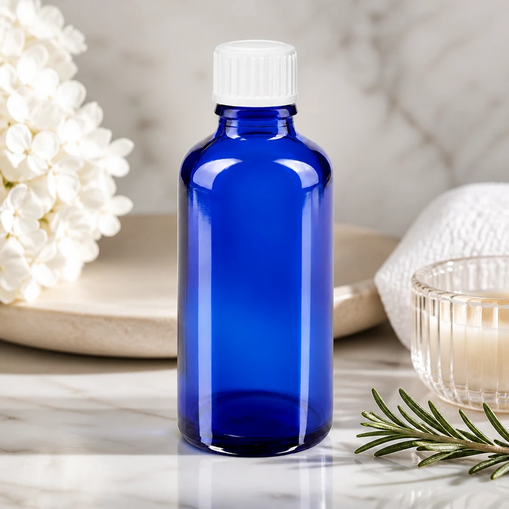 Frasco de farmácia azul 50ml tampa de rosca branca Globuli Standard Frasco de vidro azul de farmácia de 50 ml com tampa branca à prova de crianças sobre fundo de mármore