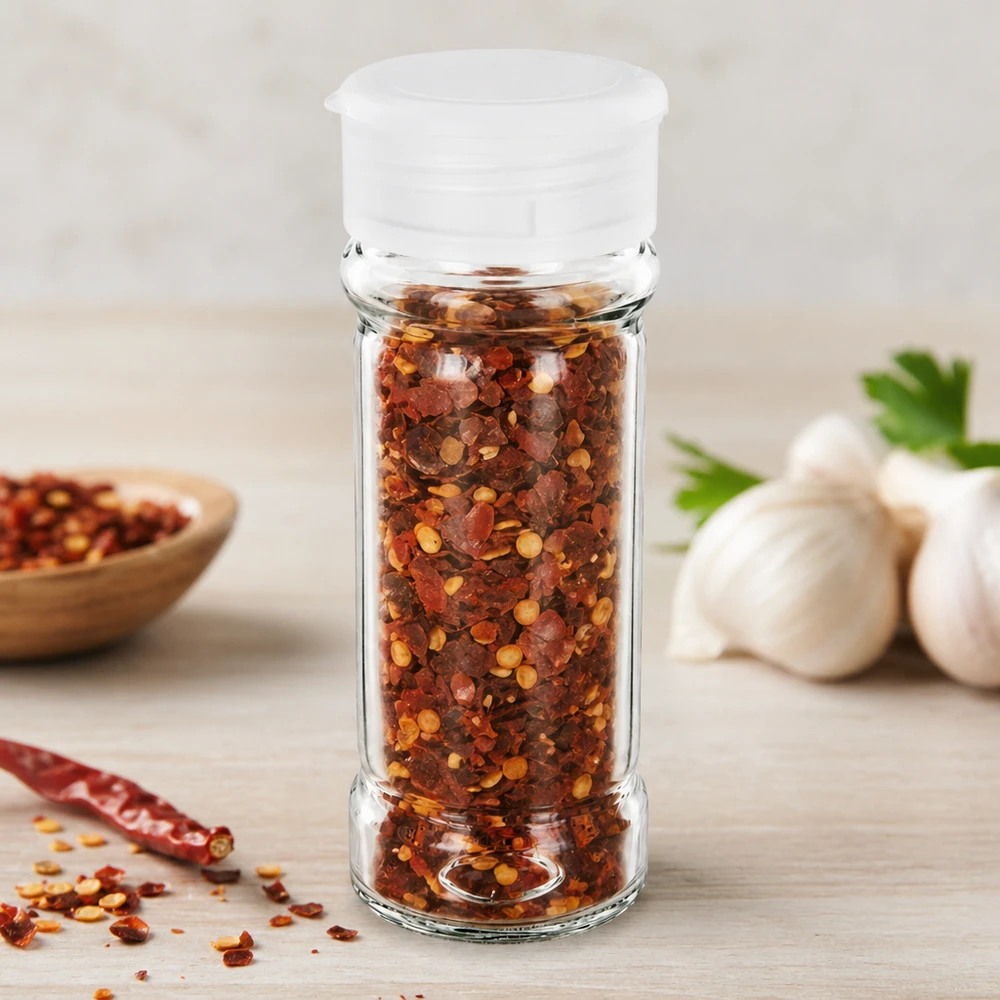 Frasco para sal/especiarias de 100 ml com espalhador, branco Pequeno frasco de especiarias de 100 ml com um saleiro branco, cheio de flocos de malagueta vermelha e alho ao fundo