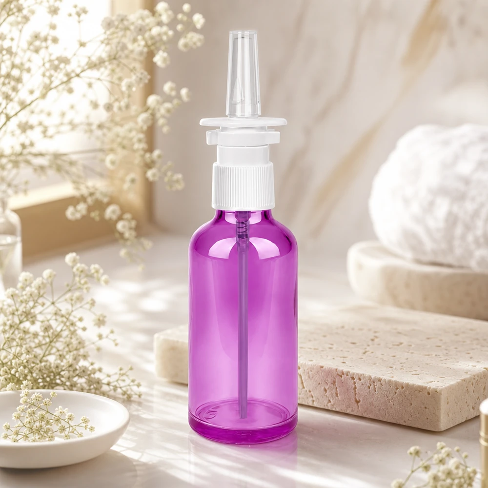 Frasco de spray nasal de 50 ml com cabeça de spray branca em roxo para aplicações médicas estéreis