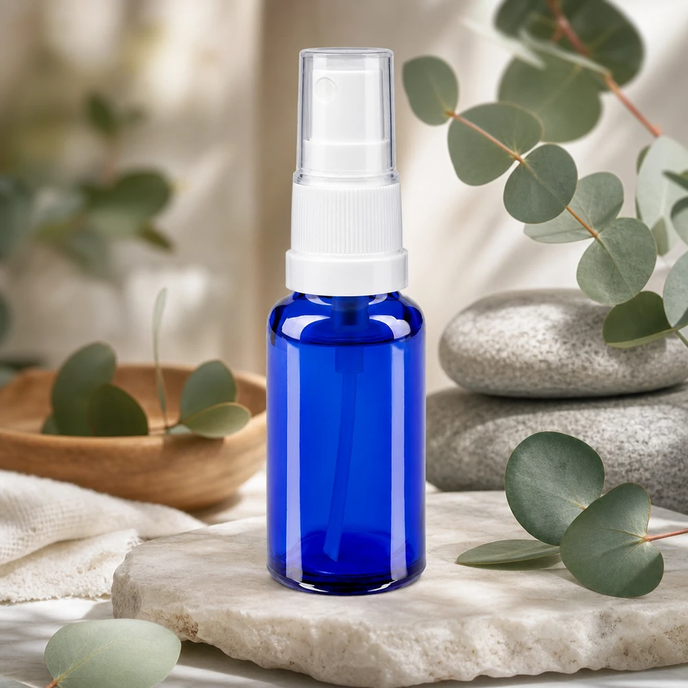 Frasco de spray azul de 20 ml em vidro de farmácia com bico de pressão branco, com aroma a pedra natural e eucalipto