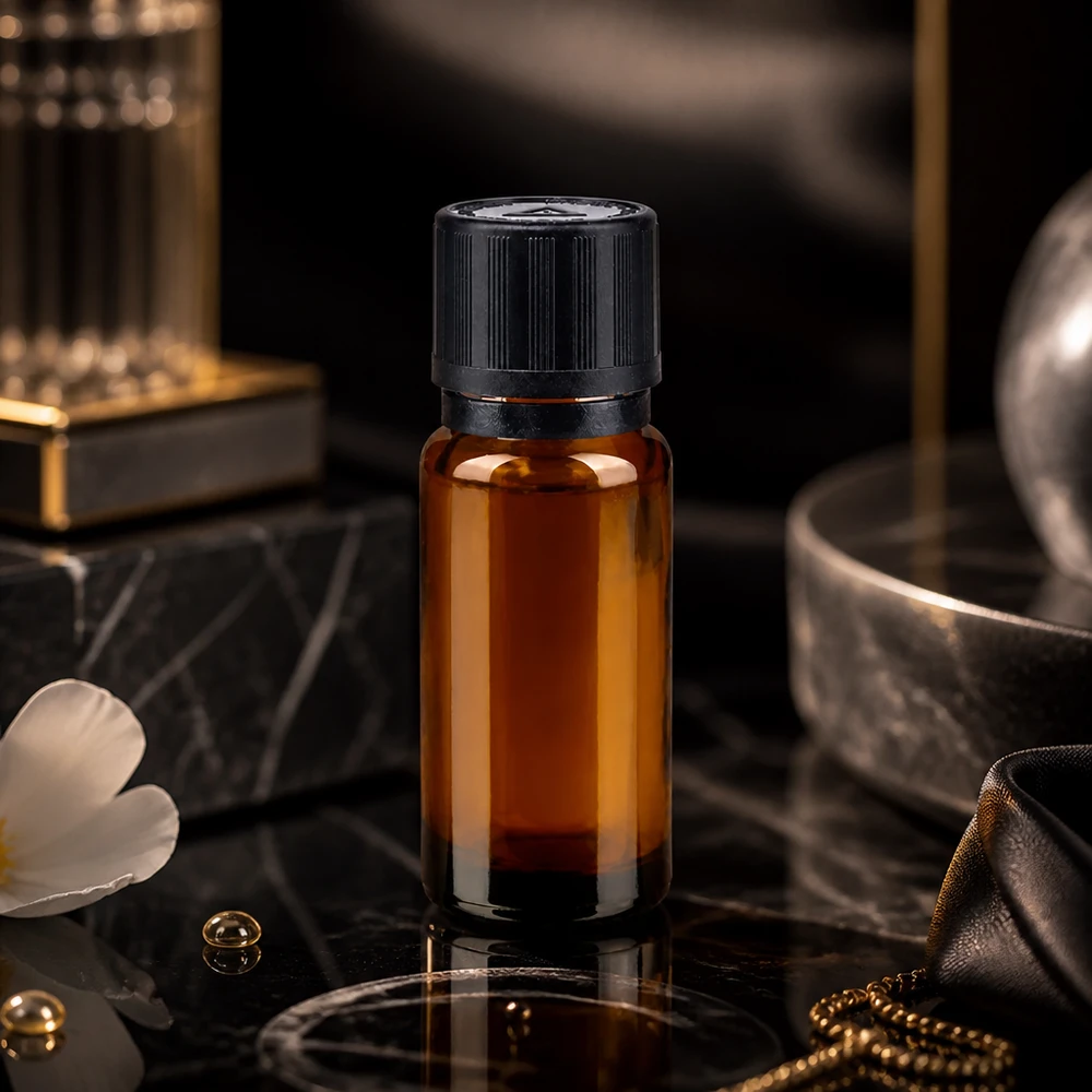 Elegante frasco conta-gotas de 10 ml em vidro castanho com tampa de segurança preta sobre mármore preto