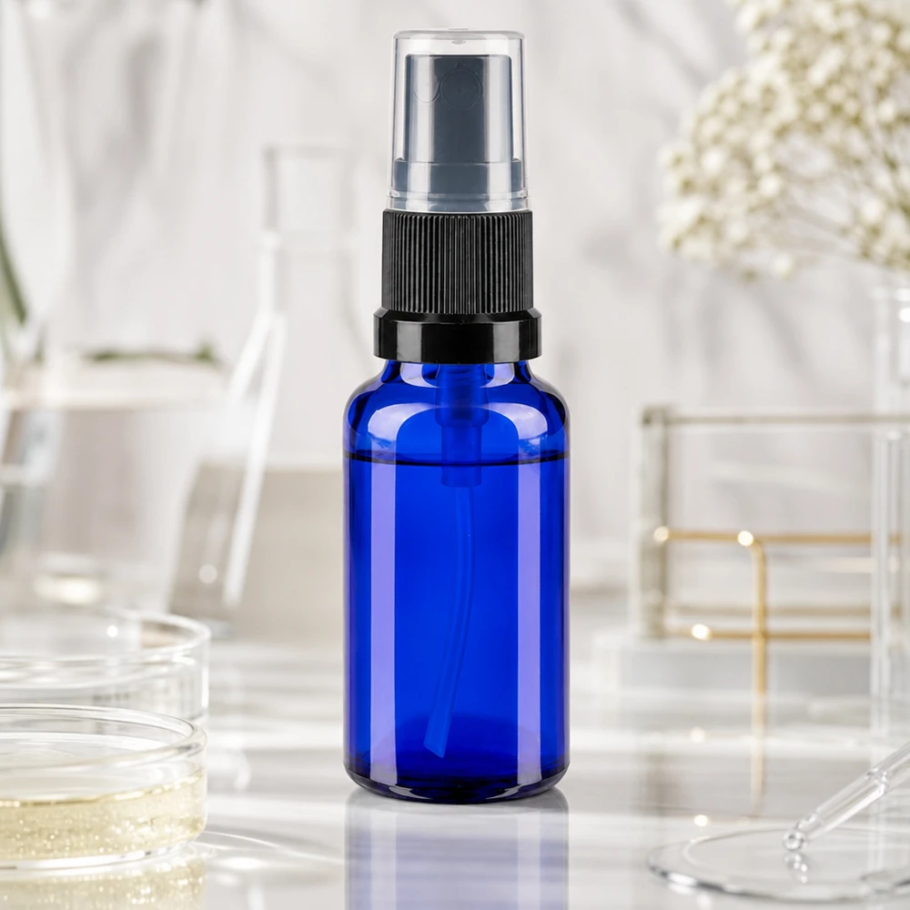 Frasco de pulverização de laboratório azul de 20 ml com pulverizador preto sobre fundo de mármore branco