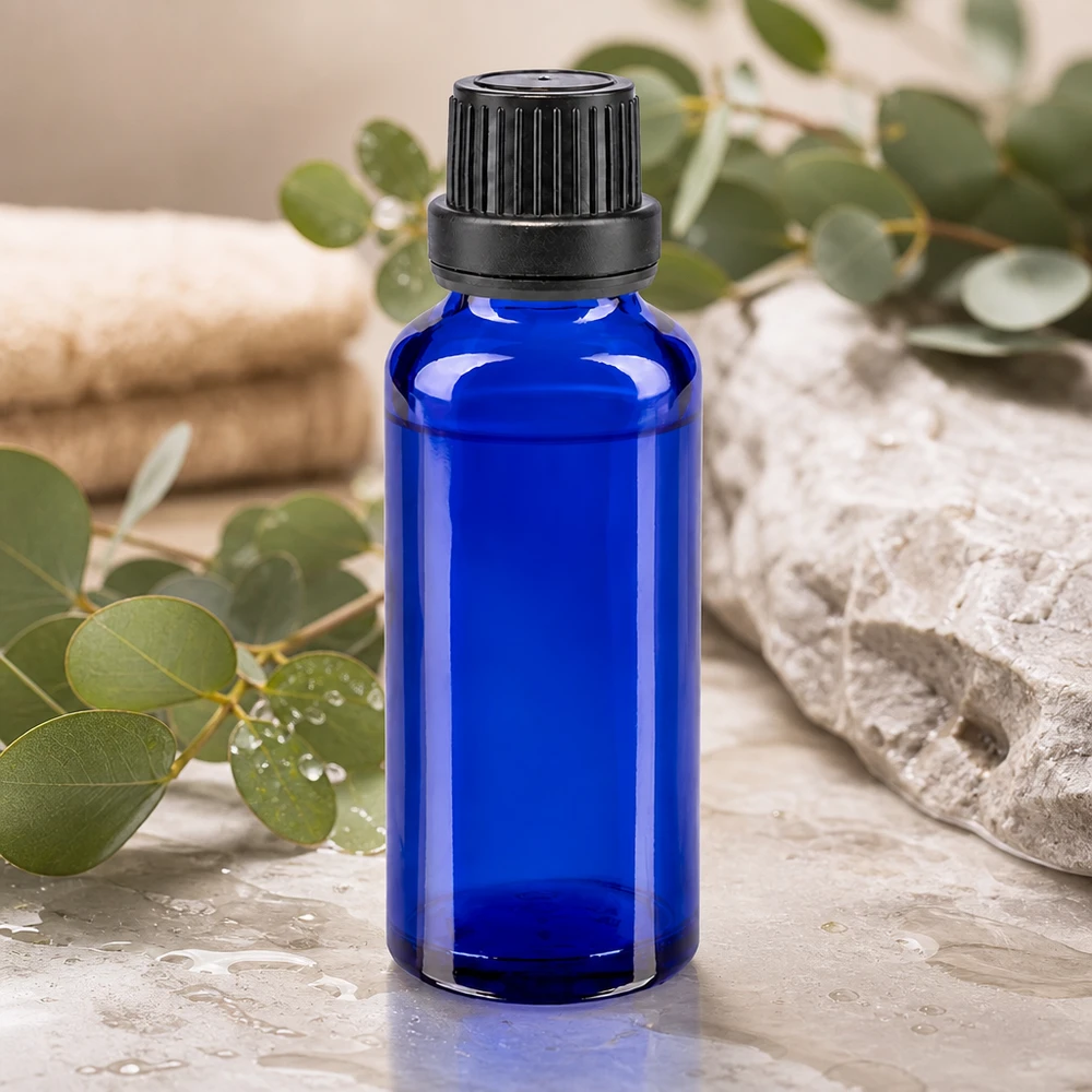 Frasco de farmácia azul 30ml tampa de rosca preta bico de enchimento inviolável Frasco de farmácia azul cobalto de 30 ml com tampa OV preta, sobre pedra natural com ramos de eucalipto