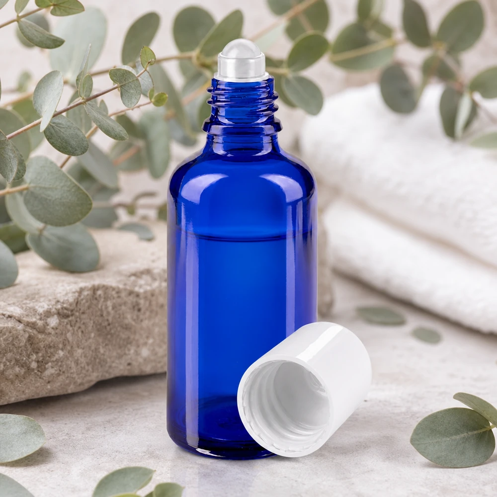 Frasco de farmácia azul de vidro com rolha, de 50 ml, com aplicador de esfera de aço inoxidável e tampa branca aberta