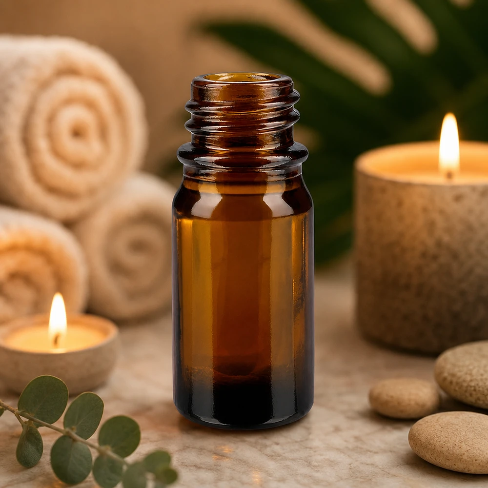 Frasco conta-gotas de 5 ml DIN 18 em vidro âmbar Frasco de farmácia castanho ApoGlas de 5 ml com pedras de eucalipto e velas acesas para uma aromaterapia relaxante