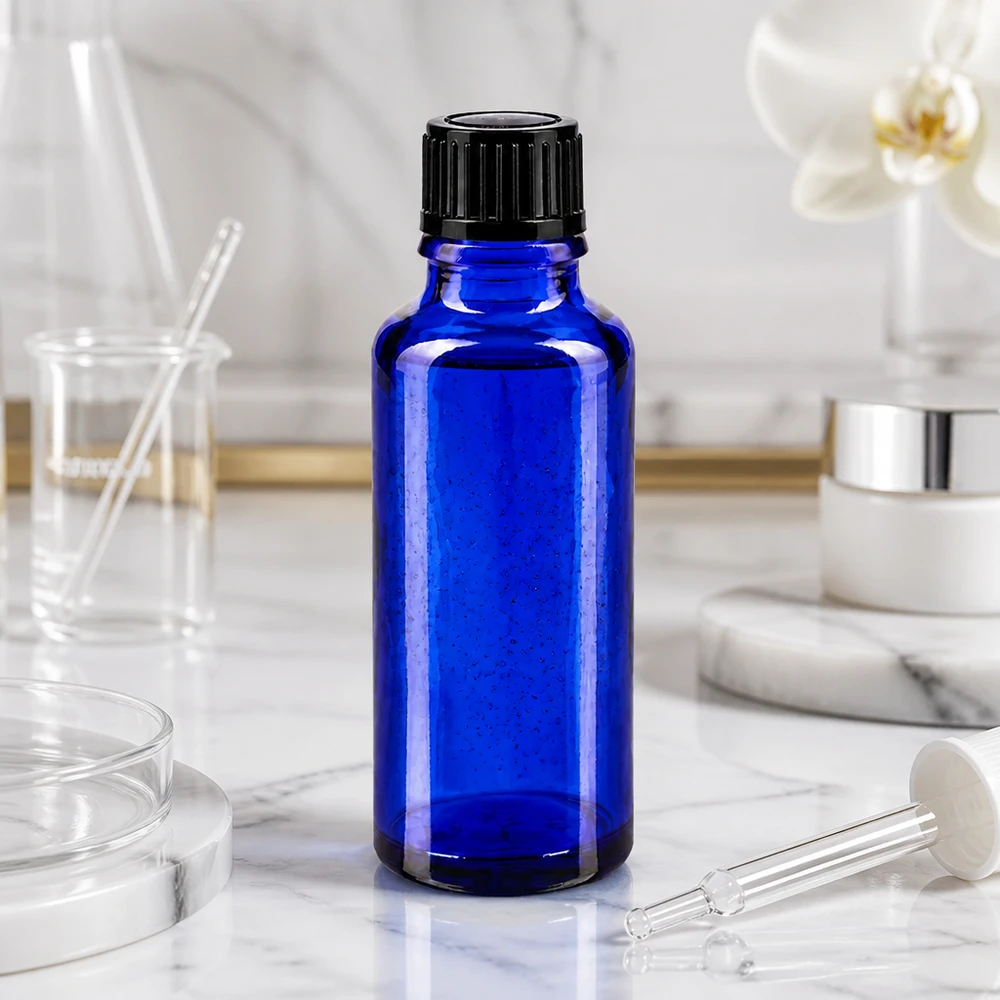 Frasco de farmácia azul 30ml tampa de rosca preta standard Frasco de vidro azul cobalto de 30 ml com tampa de rosca preta sobre mármore branco