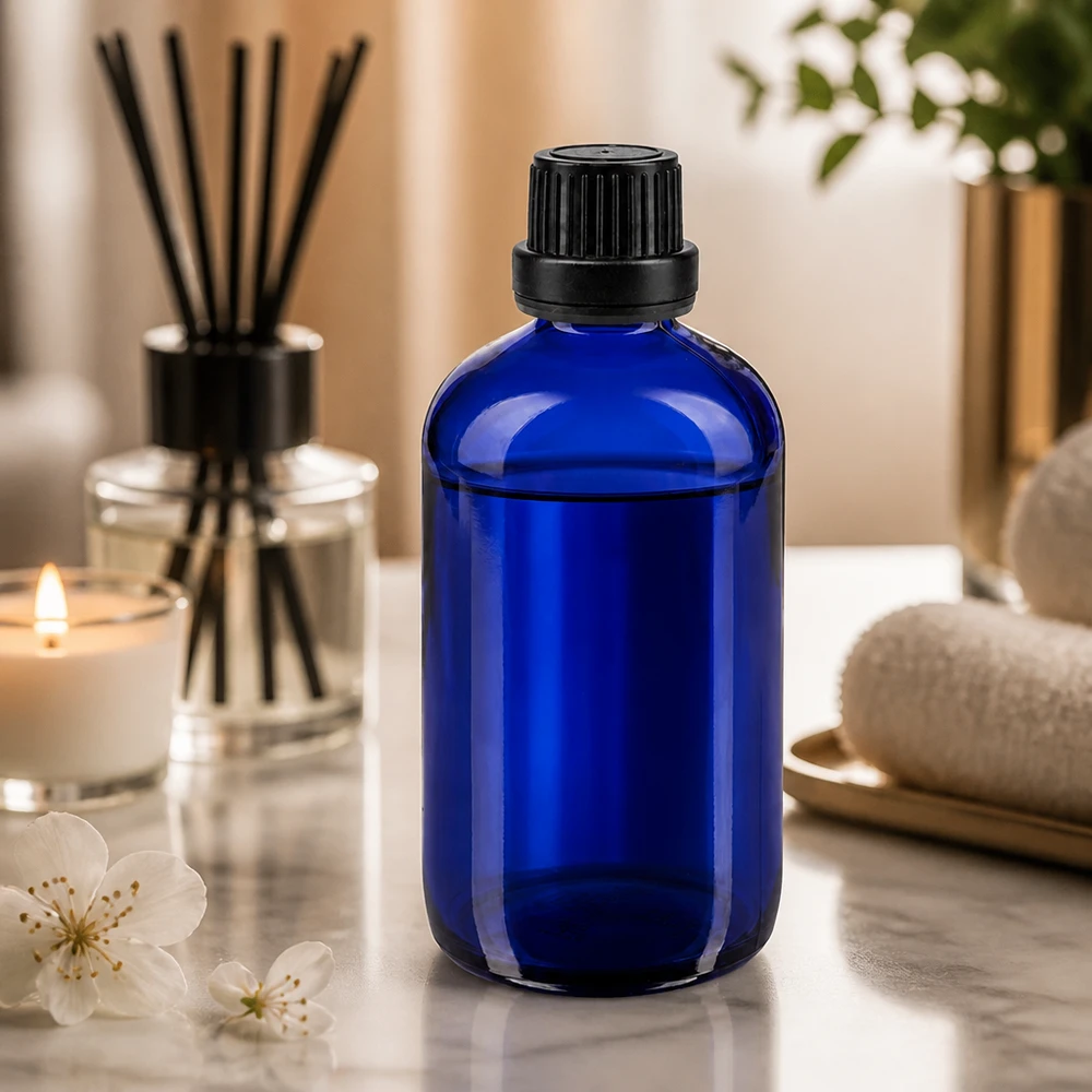 Frasco de farmácia azul cobalto de 100 ml com tampa de segurança preta sobre fundo de mármore