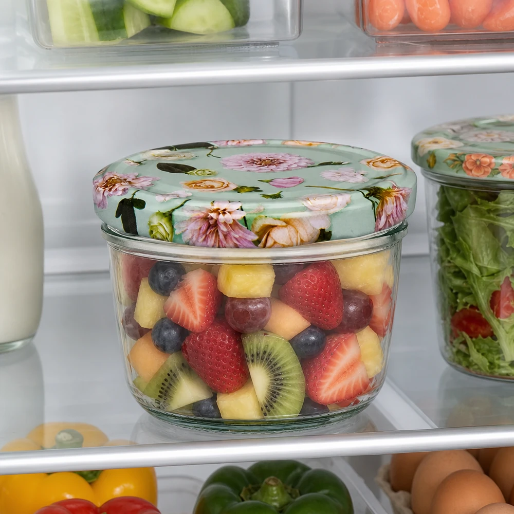 Copos de 230 ml com tampa BasicSeal flor de menta cheios de salada de fruta no frigorífico, juntamente com outros recipientes de armazenamento