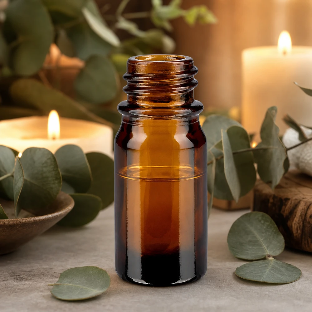 Frasco de farmácia castanho de 5 ml ApoGlas com folhas de eucalipto e velas para aplicação de aromaterapia relaxante