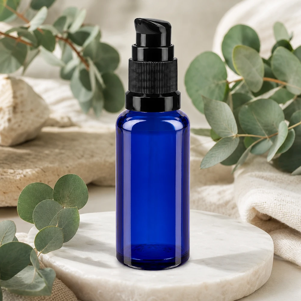 Frasco de farmácia azul 30ml tampa da bomba preto padrão Frasco azul de 30 ml com bomba, em vidro de farmácia, com cabeça dosadora preta sobre uma base de mármore