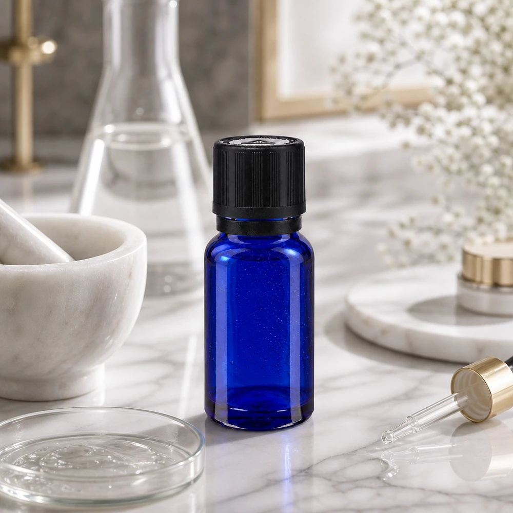 Frasco de farmácia azul 10ml tampa conta-gotas anel de vazamento 1mm preto fecho de segurança para crianças símbolo de aviso cego fecho inviolável Frasco de vidro azul de 10 ml com tampa conta-gotas preta, em cima de uma superfície de mármore, ao lado de um frasco de Erlenmeyer e de um almofariz