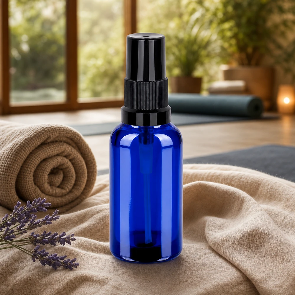 Frasco de pulverização compacto de 30 ml em vidro azul com cabeça de pulverização preta mate STD BlueLine design