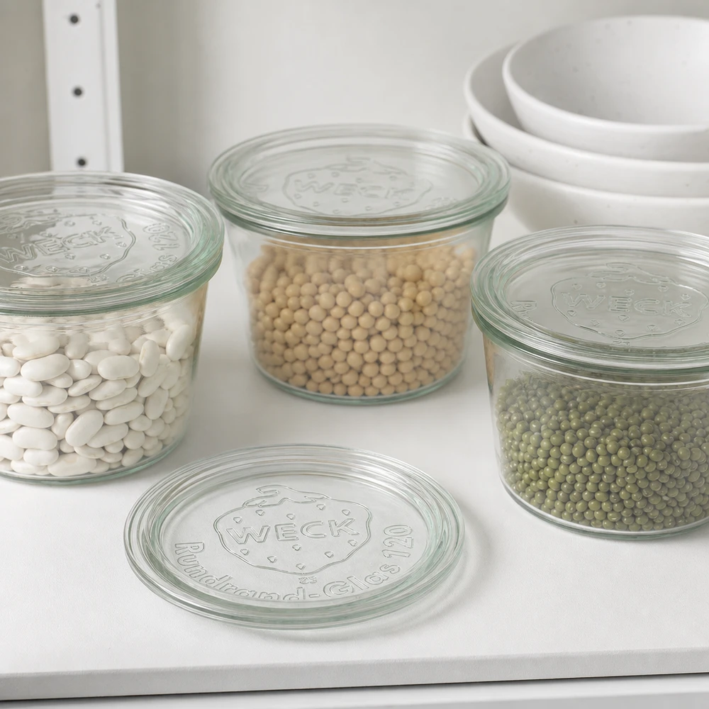 Tampa de vidro WECK RR120 Conjunto de tampa de vidro WECK RR120 com frascos de armazenamento cheios para feijões, ervilhas e legumes em branco de cozinha
