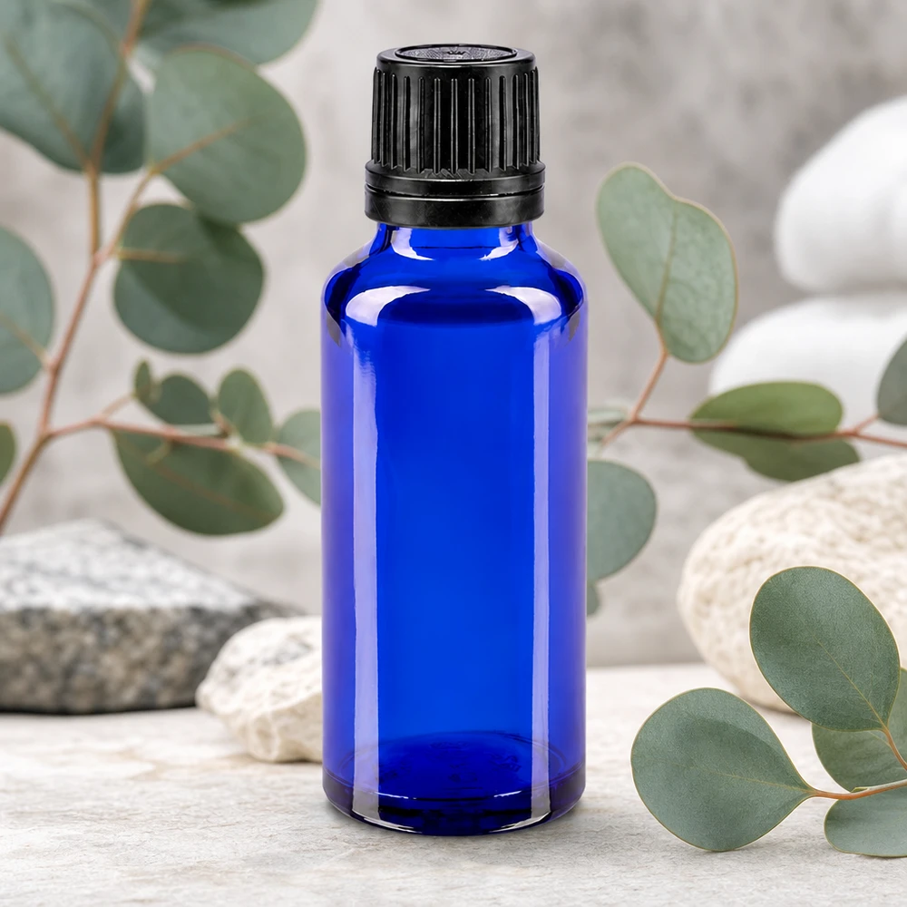 Frasco de farmácia azul 30ml tampa de rosca preta anel de vazamento fecho inviolável Pequeno frasco de vidro azul de 30 ml com tampa de segurança preta, em frente a ramos de eucalipto