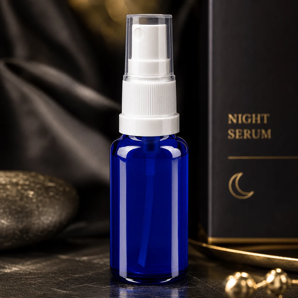 Frasco de vidro azul de 20 ml com bico pulverizador, como embalagem para sérum noturno – elegante frasco de cosméticos ApoGlas