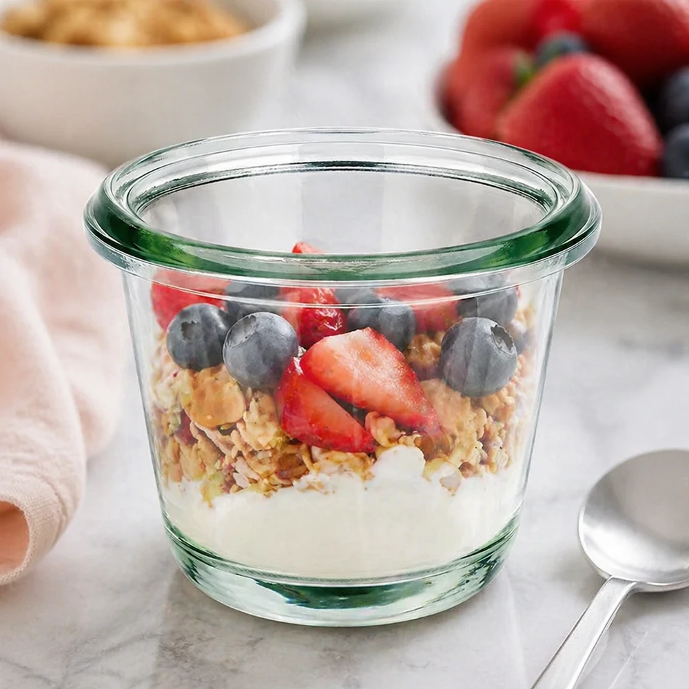 Frasco Gourmet WECK RR60 80ml como taça de cereais com granola de iogurte e bagas frescas na bancada da cozinha