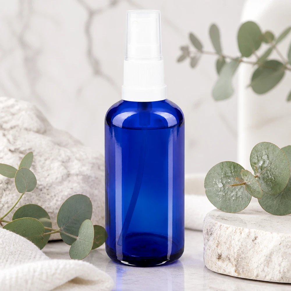Frasco de spray de vidro azul de 50 ml com pulverizador branco, com padrão de mármore e aroma a eucalipto