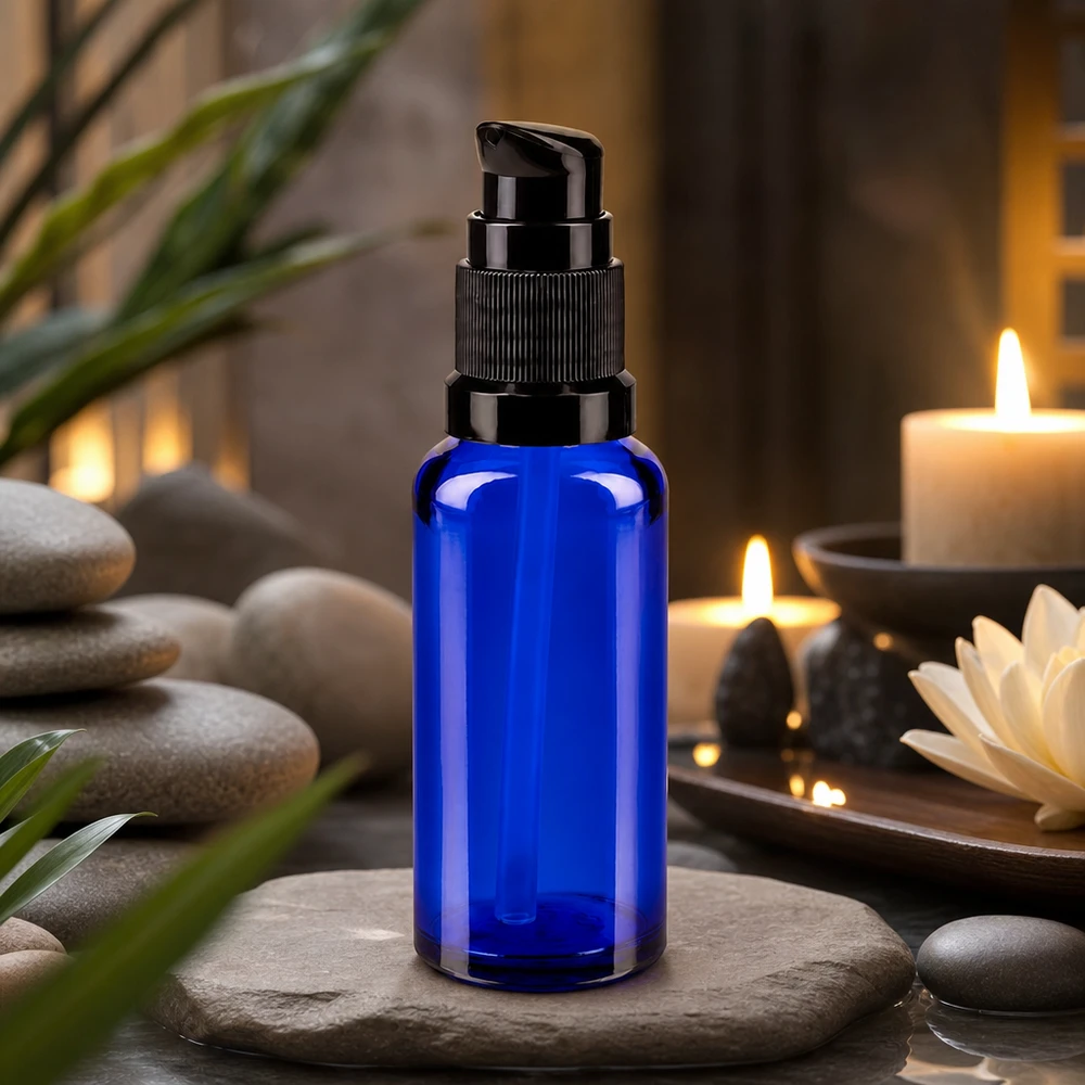Frasco de vidro ApoGlas azul cobalto de 30 ml com bico dispensador preto sobre pedra natural