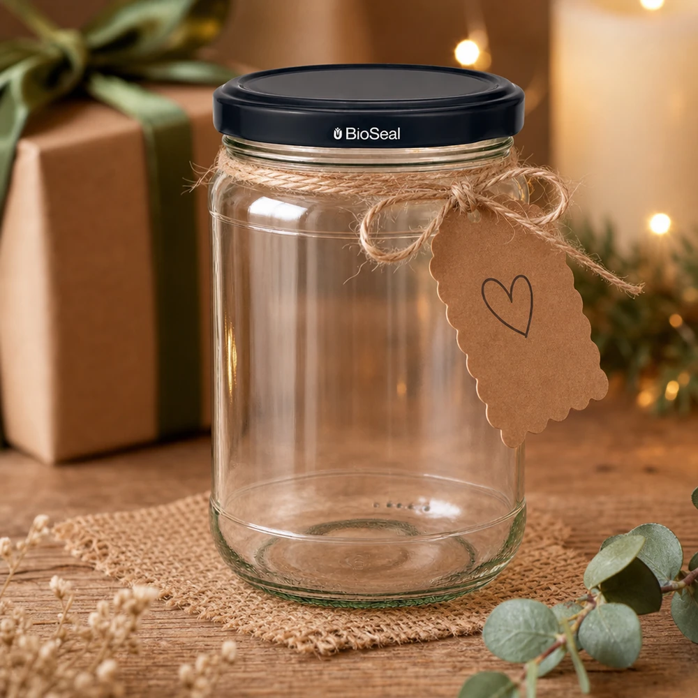 Frasco decorativo de conserva UNiTWIST Runda305 com etiqueta de oferta e tampa BioSeal preta num ambiente acolhedor