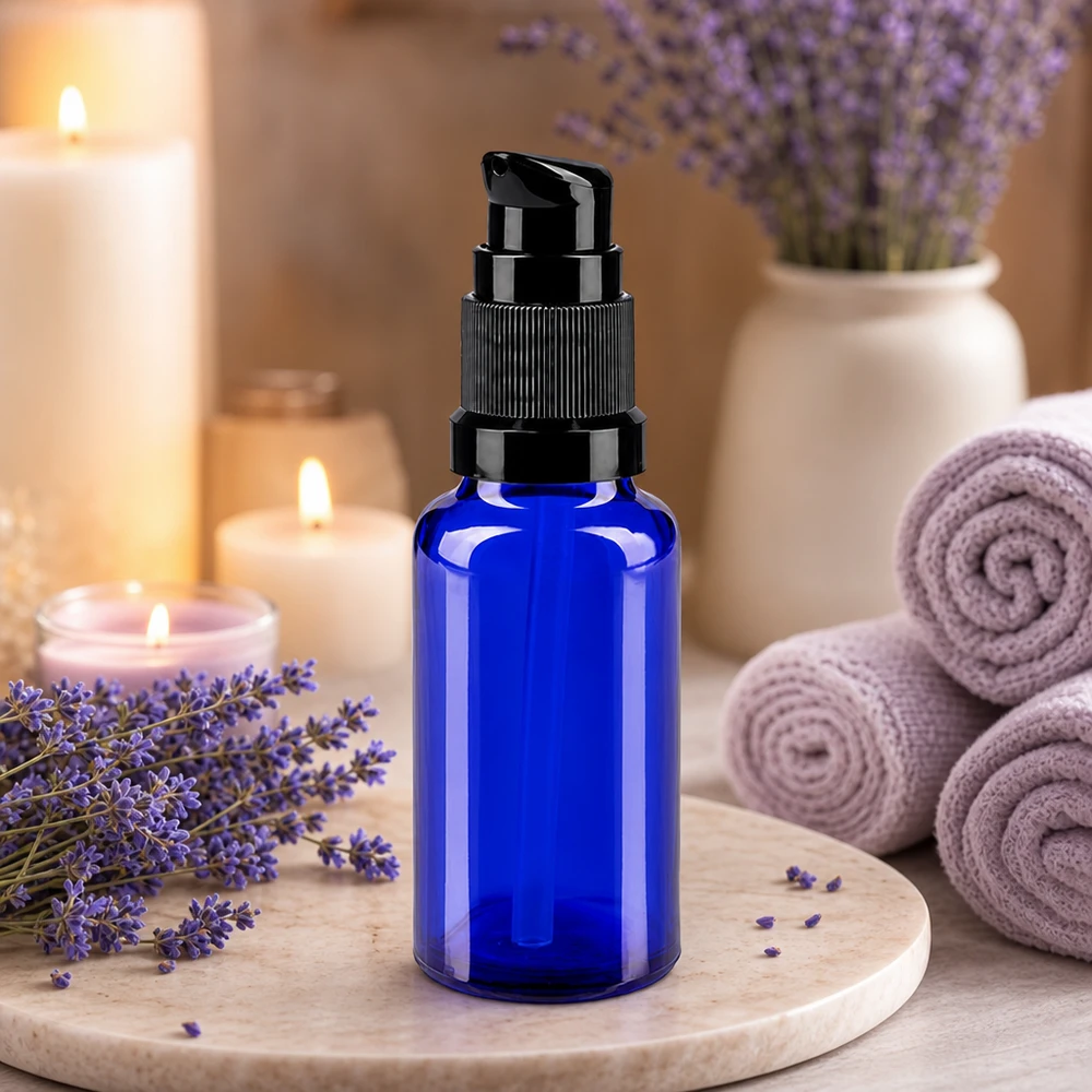 Pequeno frasco azul com bomba de 20 ml, em vidro de farmácia, com cabeça dosadora preta para produtos cosméticos