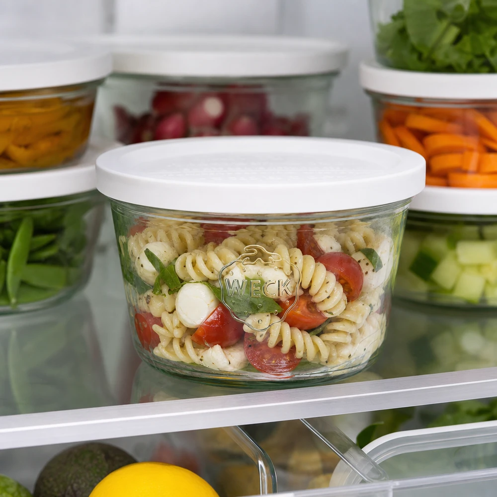 Copos WECK 370ml RR100 cheios de salada de massa no frigorífico para guardar alimentos frescos