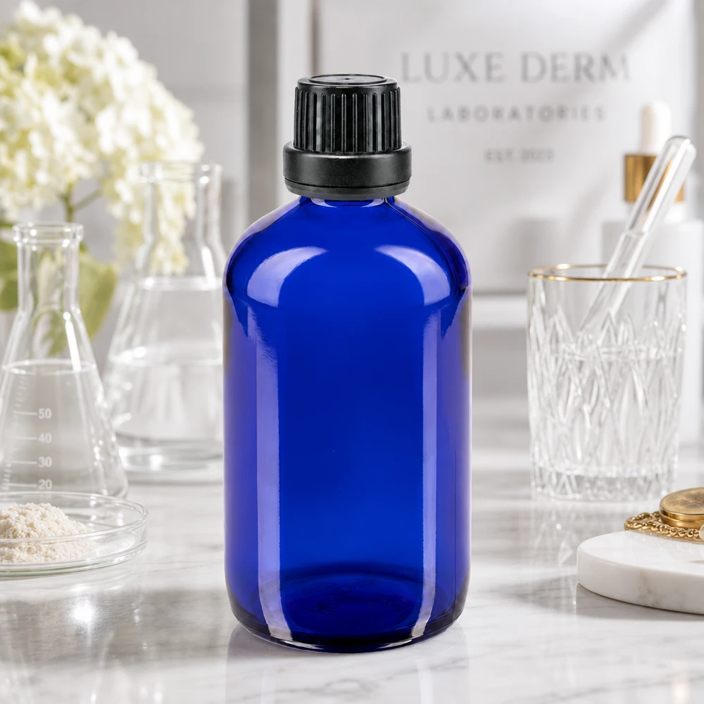 Garrafa de vidro azul de 100 ml com tampa de segurança preta, em frente ao fundo dos Laboratórios Luxe Derm