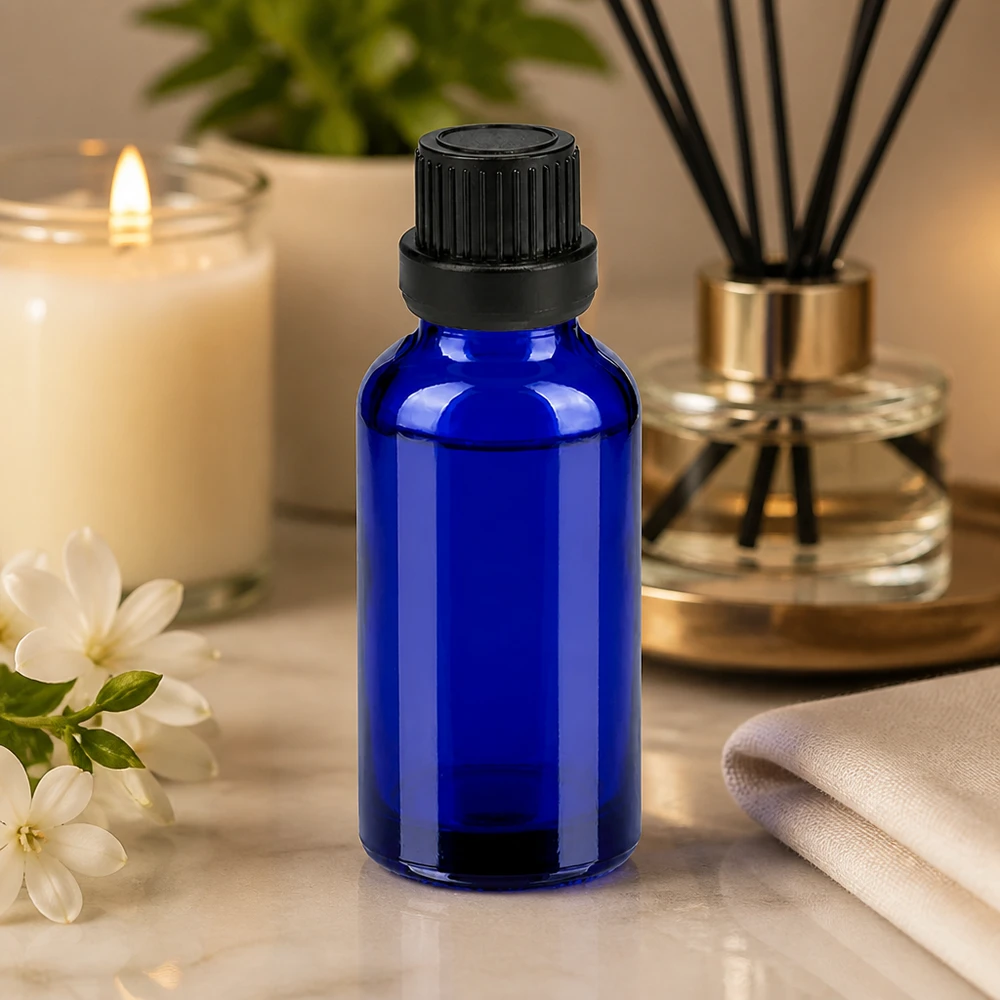 Pequeno frasco de vidro azul de 30 ml com conta-gotas preto, ideal para cosméticos e soros DIY