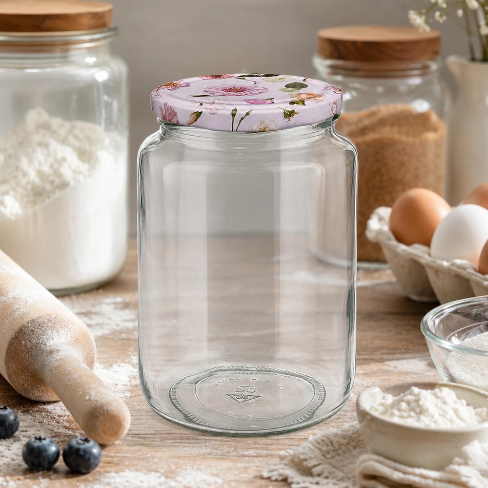 Frasco redondo de 795 ml vazio em cima de uma mesa de madeira ingredientes de cozinha farinha ovos tampa BasicSeal flores cor-de-rosa frasco para conservar