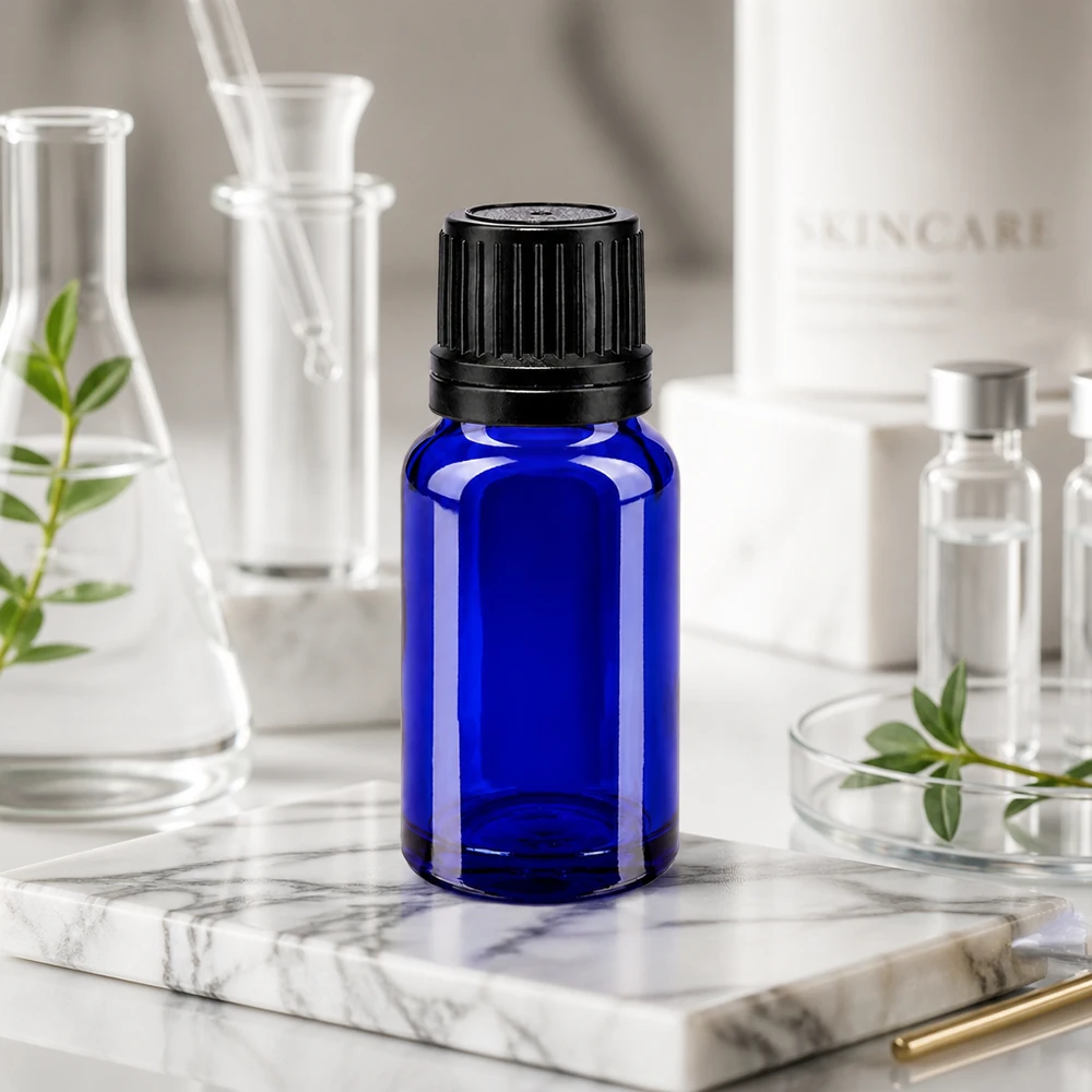 Frasco de farmácia azul 10ml tampa de rosca preta anel de vazamento fecho inviolável Frasco de farmácia azul de 10 ml com tampa OV preta sobre uma placa de mármore num ambiente de laboratório