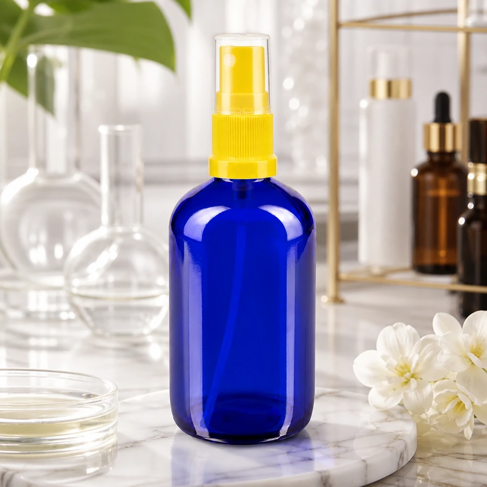 Frasco de vidro azul de 100 ml com pulverizador amarelo; proteção contra os raios UV graças ao vidro farmacêutico azul cobalto
