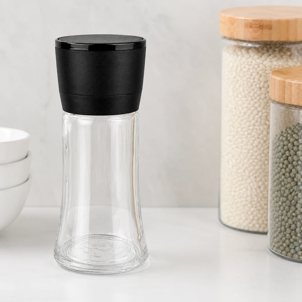 Frasco para sal/especiarias de 95 ml com moinho Vario preto Frasco vazio para sal e especiarias de 95 ml com moinho preto Vario numa cozinha moderna