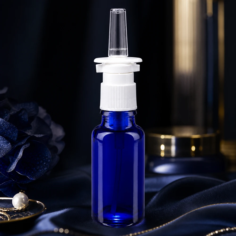Frasco de farmácia azul 20ml atomizador nasal branco standard Frasco azul de 20 ml para spray nasal, em vidro de farmácia, com mecanismo de bomba branco sobre tecido de seda