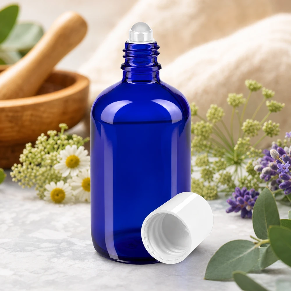 Frasco de farmácia azul 100ml tampa roll-on branca Frasco de vidro ApoGlas azul de 100 ml com aplicador de bola, com ervas e um almofariz de madeira ao fundo