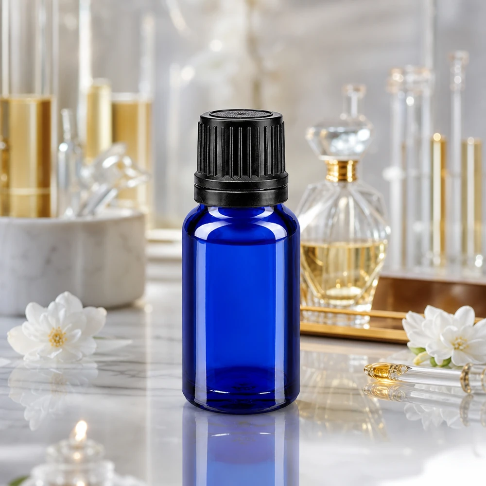 Frasco de farmácia azul 10ml tampa conta-gotas anel de vazamento 1mm preto fecho inviolável Frasco de vidro azul de 10 ml com tampa de segurança preta, sobre mármore, entre frascos de perfume