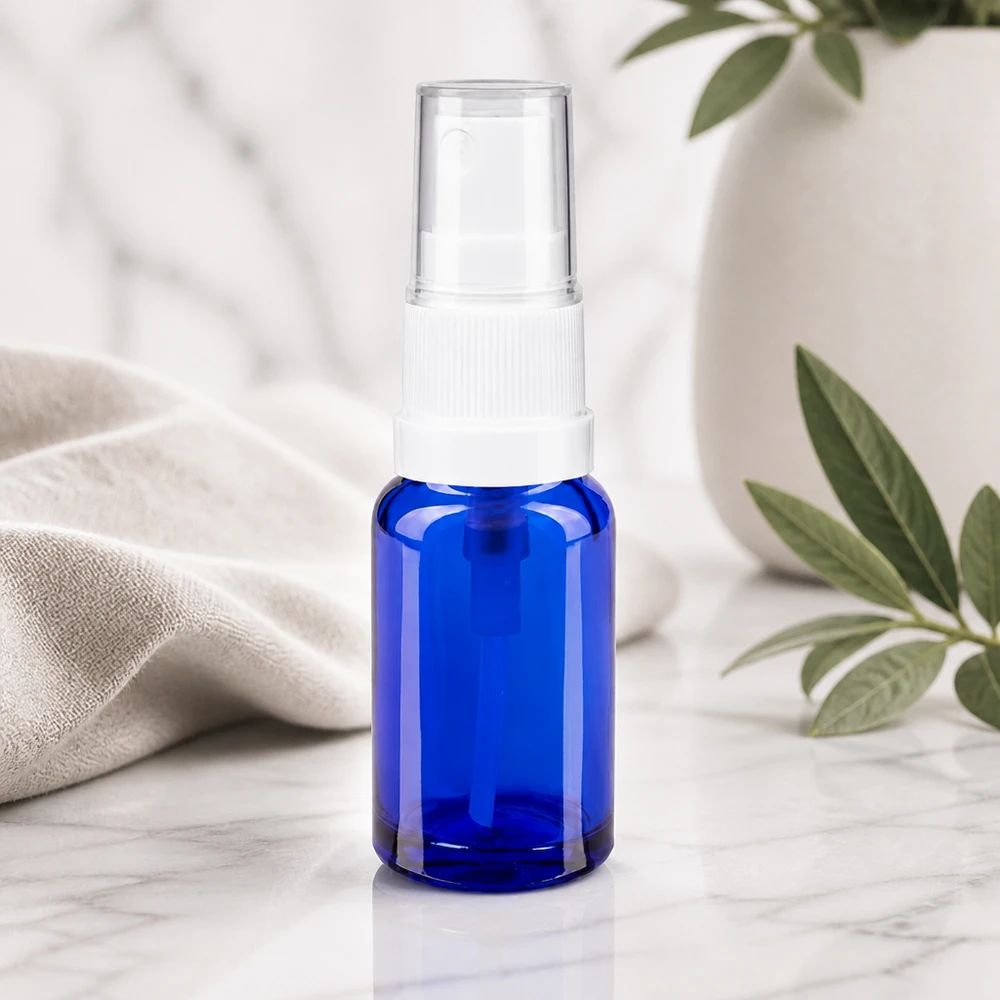Frasco de vidro de farmácia azul de 10 ml com pulverizador padrão branco e tampa protetora transparente