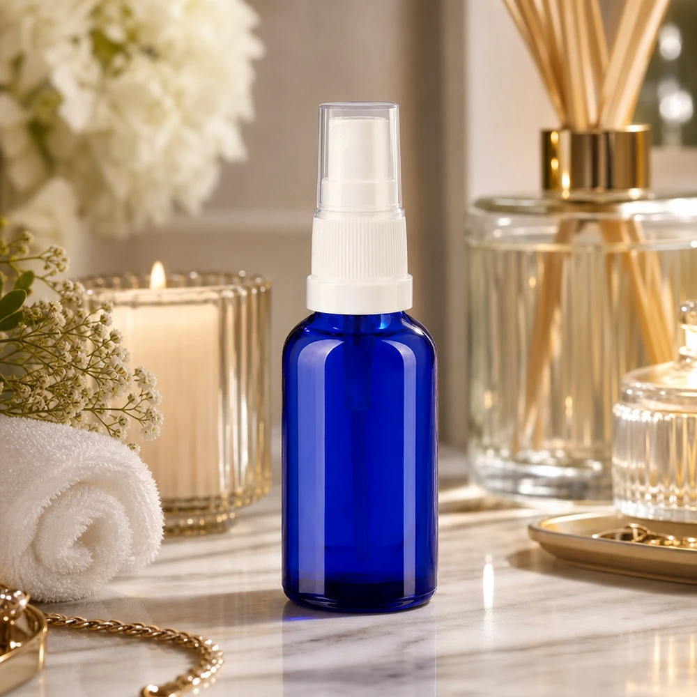 Frasco de spray elegante de 30 ml em azul-cobalto com cabeça de spray transparente para aplicações de beleza