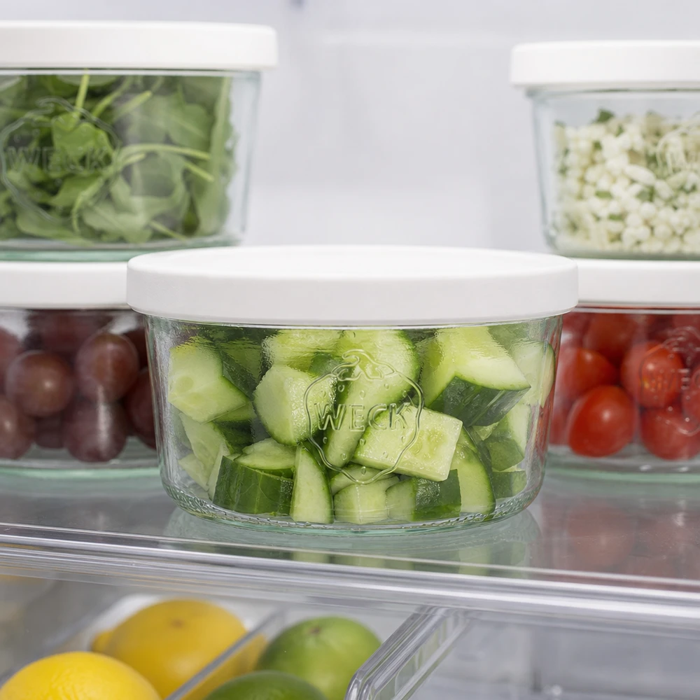 Copos WECK 165ml RR80 com pepinos no frigorífico para guardar alimentos frescos para as refeições