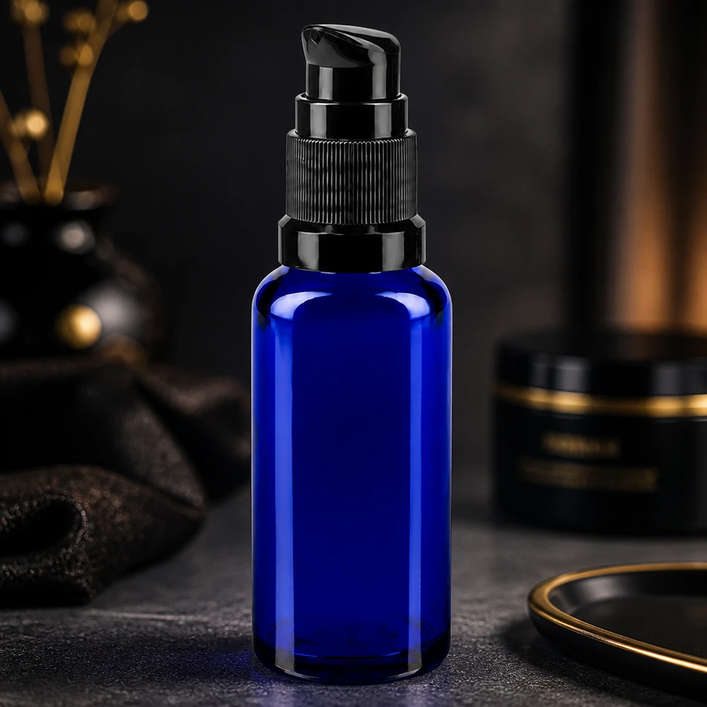 Frasco de vidro ApoGlas azul cobalto de 30 ml com cabeça dosadora preta mate, num ambiente de luxo
